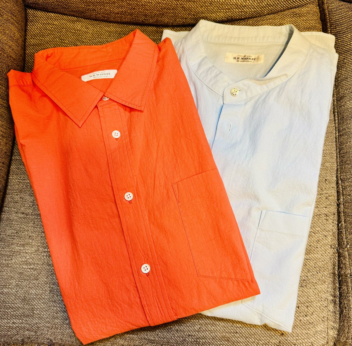 今日は洋服屋でシャツを買いました。 オレンジの襟付き 水色のバンド 