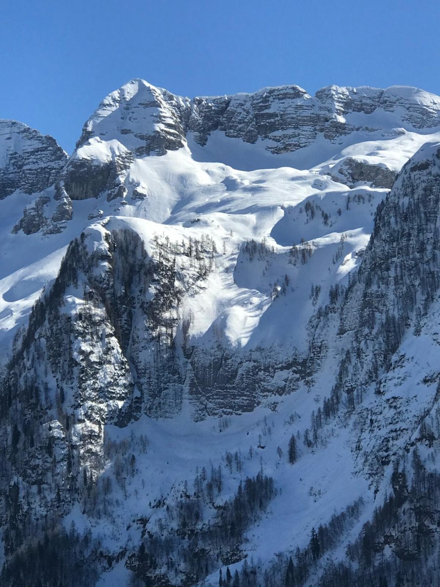 ProtCivReg_FVG's tweet image. Pubblichiamo la nota informativa valanghe della Regione Friuli Venezia Giulia emessa in data odierna ❄️
 Bollettino: cfd.protezionecivile.fvg.it/docs/avalanche…
 info: protezionecivile.fvg.it/it/bollettino-…