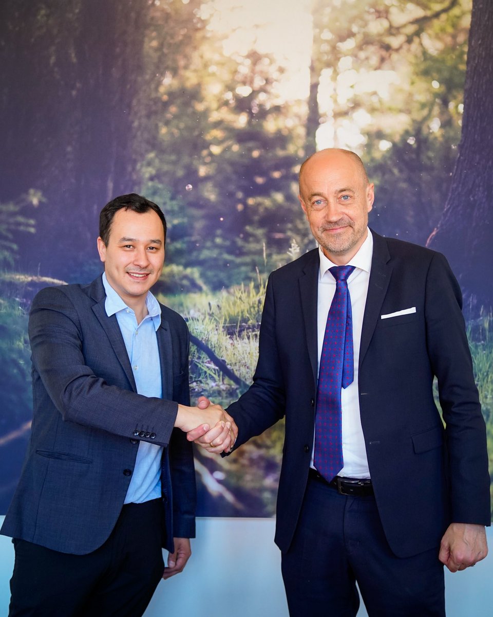 Godt at møde min nye grønlandske kollega, Bentiaraq Ottosen. Vi er enige om, at vi fortsætter det tætte samarbejde, især i regi af Arktisk Råd, hvor Grønland nu har formandskabet, og det kommende danske formandskab i Nordisk Ministerråd.
Vi gjorde bl.a. også status på oprydningen