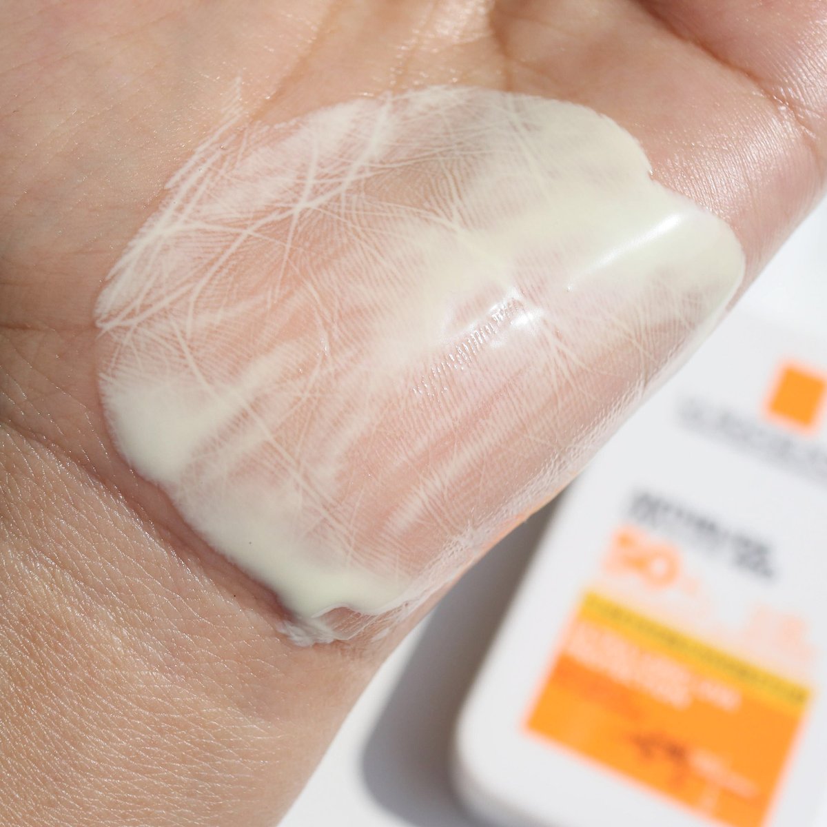 บอกเลยว่ากันแดดลาโรชโพเซย์ คือที่สุด ANTHELIOS UVMUNE 400 INVISIBLE FLUID SPF50+ PA++++
ปกป้องผิวด้วย Mexoryl 400 ปกป้องครอบคลุมถึง ULTRA-LONG UVA 
ก็คือพูดง่ายๆปกป้องผิวจากแสงแบบลึกสุดและฟิลเตอร์กันแดดมีปริมาณมากกว่ากันแดดทั่วไป 👍🏻 

ส่วนเนื้อกันแดดดีมาก ซึมไว ไม่คราบ กันน้ำ กันเหงื่อ ออกไปข้างนอกหน้าไม่มัน กันแดดเกาะผิวดีมาก 
ออกไปทำกิจกรรมแบบไม่ต้องกังวล ผิวไม่แสบไม่เบิร์น  ฤดูไหนก็ต้องทากันแดดไว้เลย หน้าไม่หมอง ฝ้า กระไม่ขึ้น ✅

#กันแดดAnthelios #กันแดดยืนหนึ่งจบถึงUltraLongUVA #LaRochePosayTH