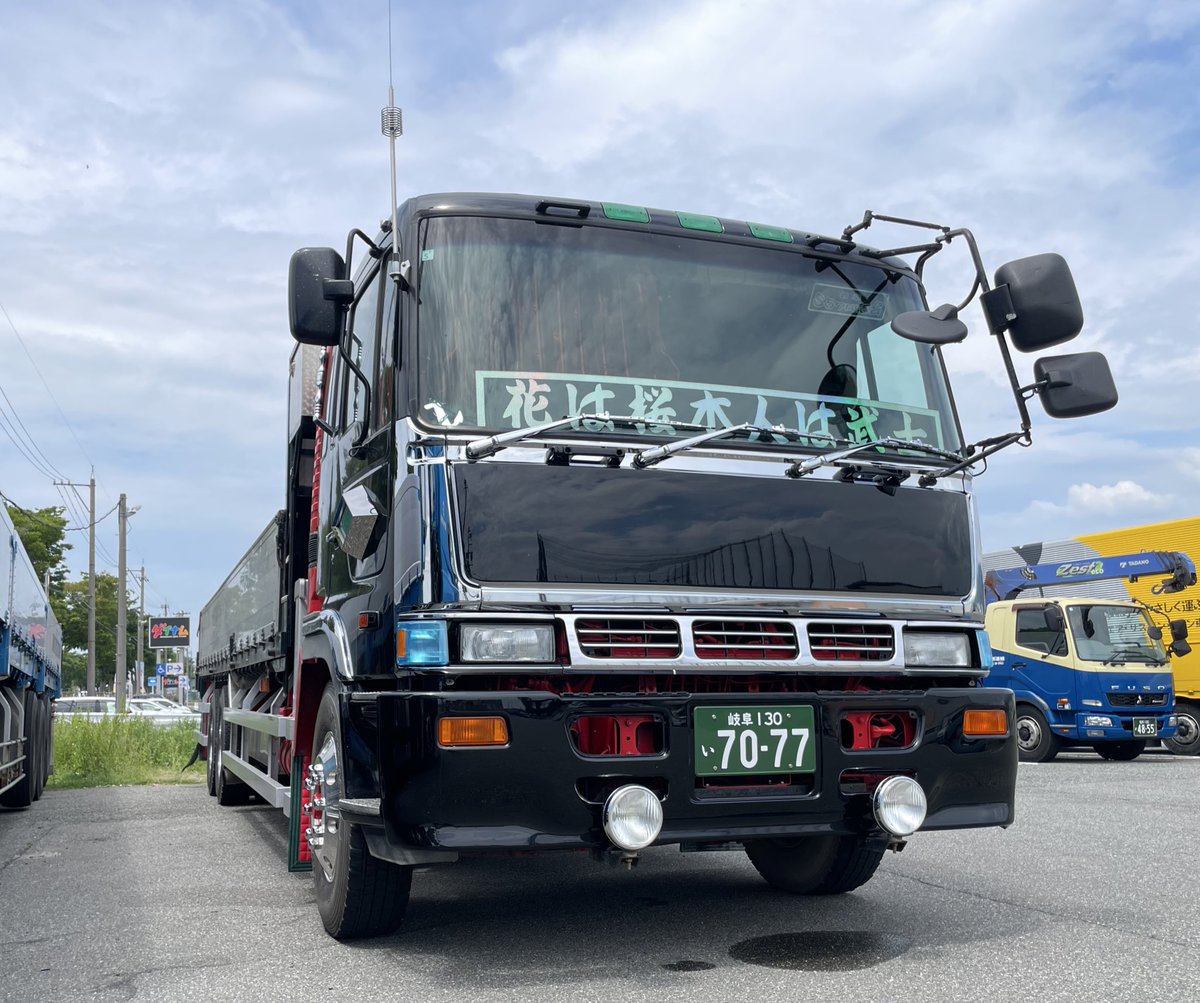 MSV180180's tweet photo. 大好きな前期グリル！個性派マスクでカッコ良過ぎなドルプロを撮影！！一昨年虎鬼船団よりかなり進化してました
#デコトラ https://t.co/PtHzpKbX1p