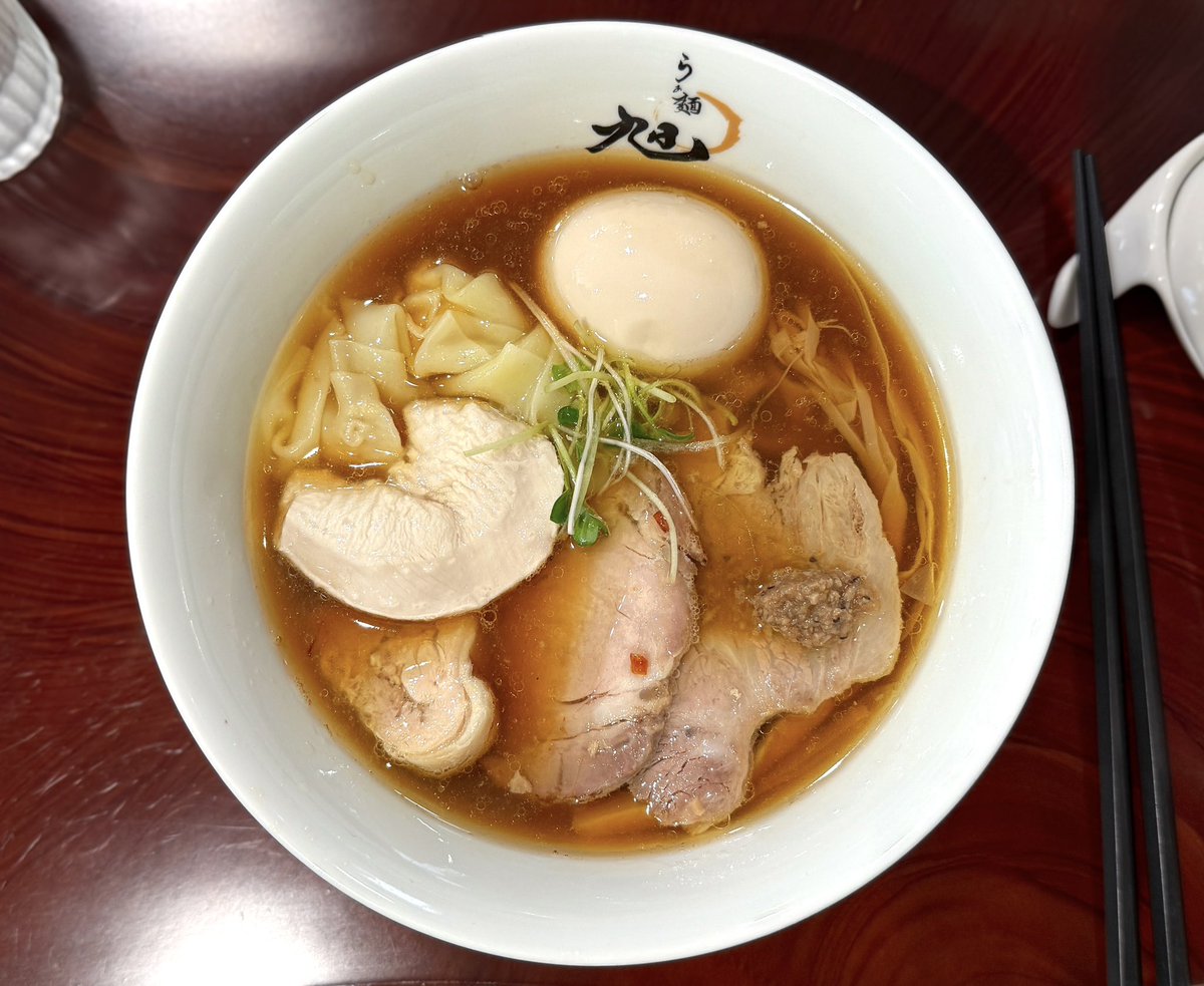 らぁ麺旭（浜田山）: 特製醤油らぁ麺。らぁ麺やまぐちご出身とのこと。もち姫ブレンドの手揉みちぢれ麺で今ドキな感じだけど、ペースト、山椒入りワンタン、水晶鶏など色々な工夫が！美味しかったです！！