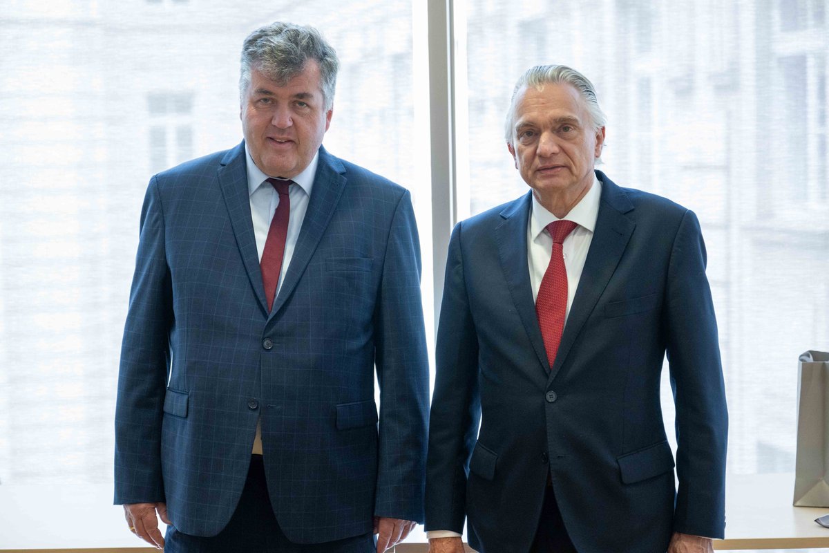 EmbajadaCRViena's tweet photo. Cerrando su gira por Austria, el ministro de Relaciones Exteriores, Dr. Arnoldo André, se reunió con el Secretario General del Ministerio de  Agricultura, Bosques, Protección del Clima y del Medio Ambiente y Gestión del Agua https://t.co/tcDyyF2aS4