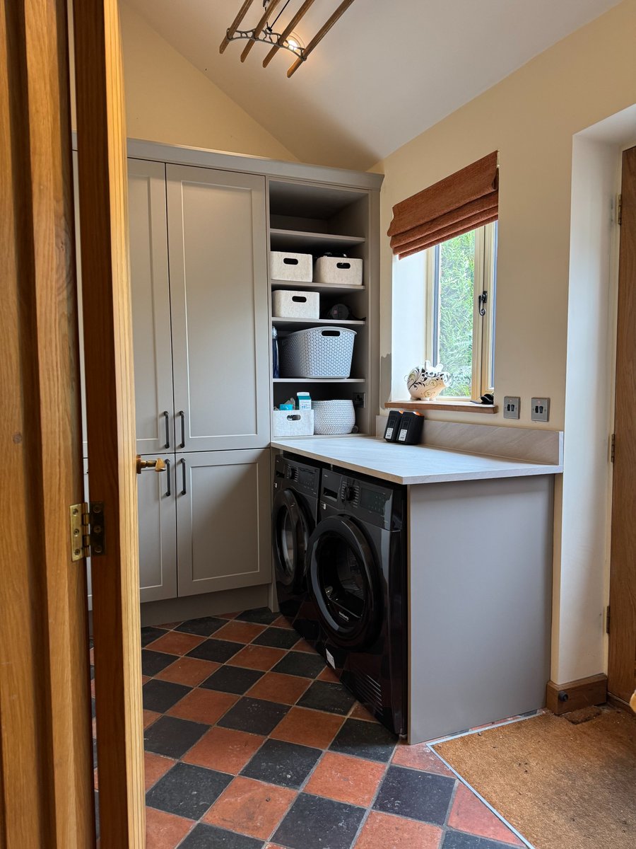 A truly bespoke project by Tefore — timeless sage green kitchen, cosy indigo library &amp; stylish bootroom, all designed for a returning client 💫 See how we brought their vision to life!
🔗 Read more: tefore.co.uk/a-truly-bespok…
#KitchenDesign #BespokeHome