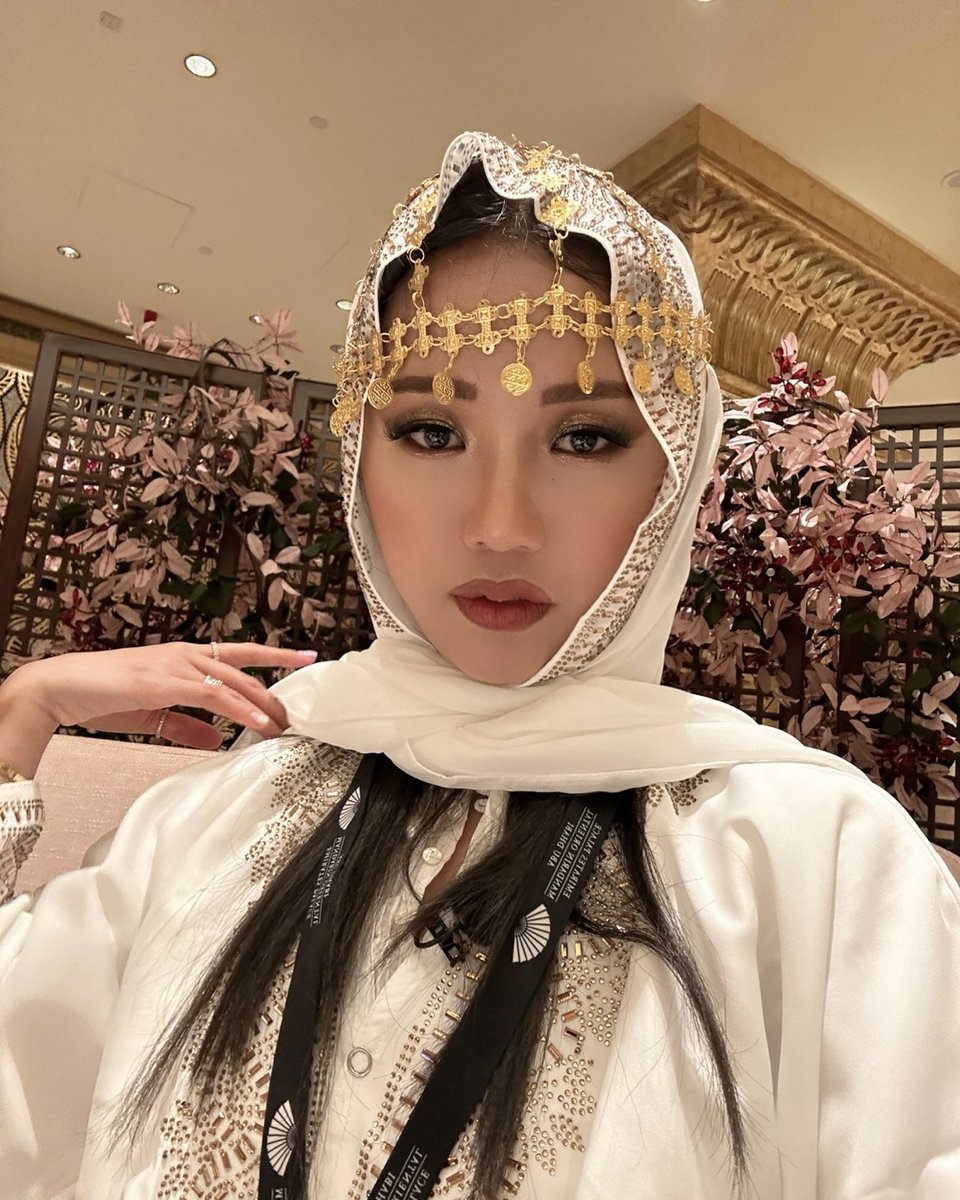 8_OHMYGIRL's tweet image. [#OHMYAir] 잠시 후 8시 40분, 'tvN 뿅뿅 지구오락실3'에 #미미 가 출연합니다🐻 아부다비 시내 비밀 잠입을 위해 아이샤(?)로 변신한 미미와 즐거운 밈요일 즐기러 가볼까요?💄

#오마이걸 #OHMYGIRL #OMG