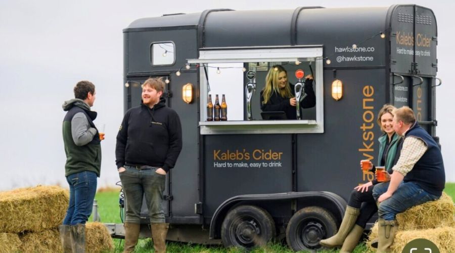 FarmersGuide's tweet image. 🍻 ICYMI: Clarkson’s Farm star Kaleb Cooper is pouring Hawkstone cider and lager during Devon County Show at his own bar 🍻

farmersguide.co.uk/rural/show-eve…

#DevonCountyShow #Hawkstone #HawkstoneCider  #HawkstoneLager #KalebCooper #ClarksonsFarm #Clarkson
