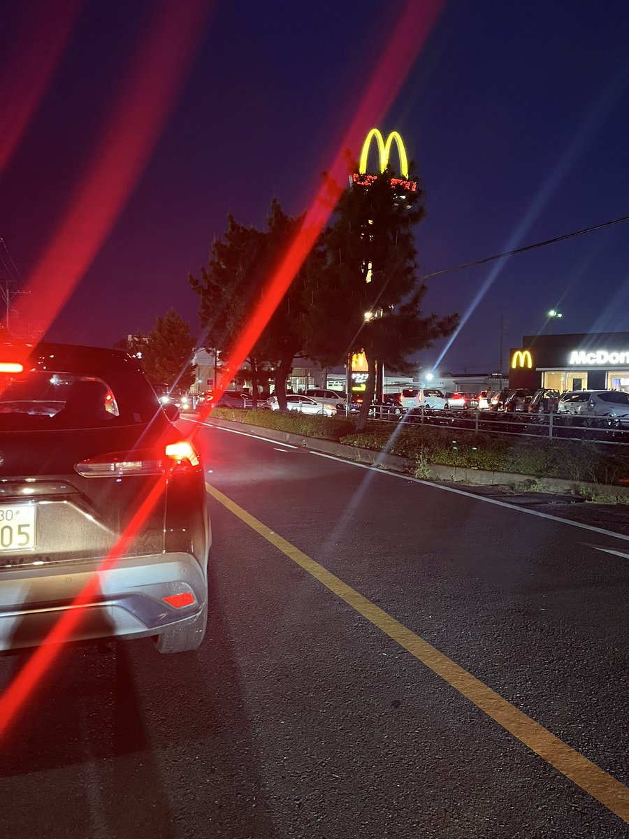 0805koji's tweet photo. 倉賀野西マック何かイベントやってるんか？！
それともここまで並んででもマック食べたい感じ？

モニターに表示されてる番号のさらに8件後って言われたから即キャン。
今のUberに320の成長は期待できないからね。 https://t.co/R9wstXlA7H