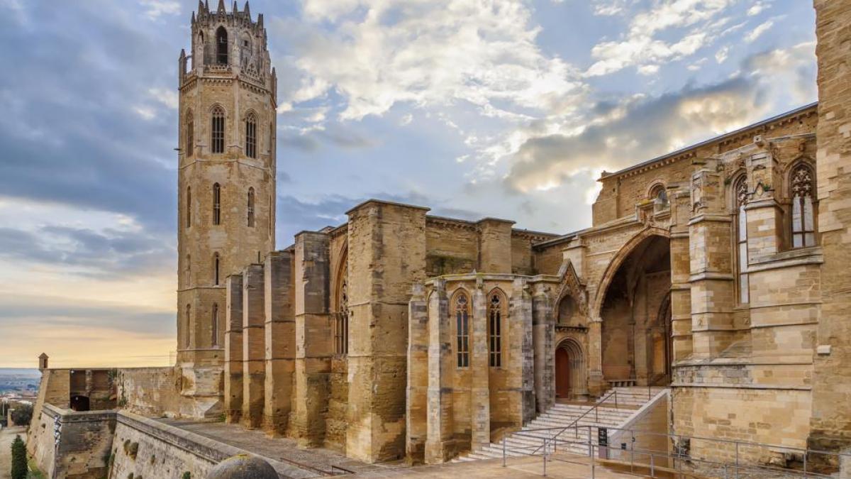 #taldiacomavui, el 1746, Felip V, rei d’Espanya i 1r d la dinastia Borbó, va signar l’ordre d’enderrocament d la Seu Vella d Lleida. L’ordre no es va executar pq el monarca morí el 9 d juliol dl mateix any i els seus successors  decidiren convertir-la en caserna. No ho oblideu!