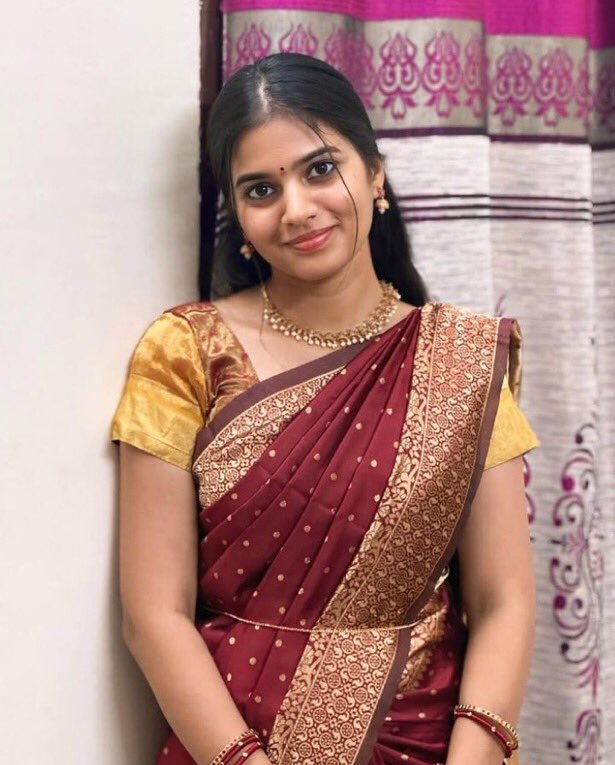 Dagads_'s tweet photo. Her name is yahshu.
Most famous telugu insta celebrity..
She also has a twin sister who exactly look like her..
Yahshu is a heart throb for many telugu youth..
yet maintains down to earth kinda nature.. https://t.co/9gWRxc2W92