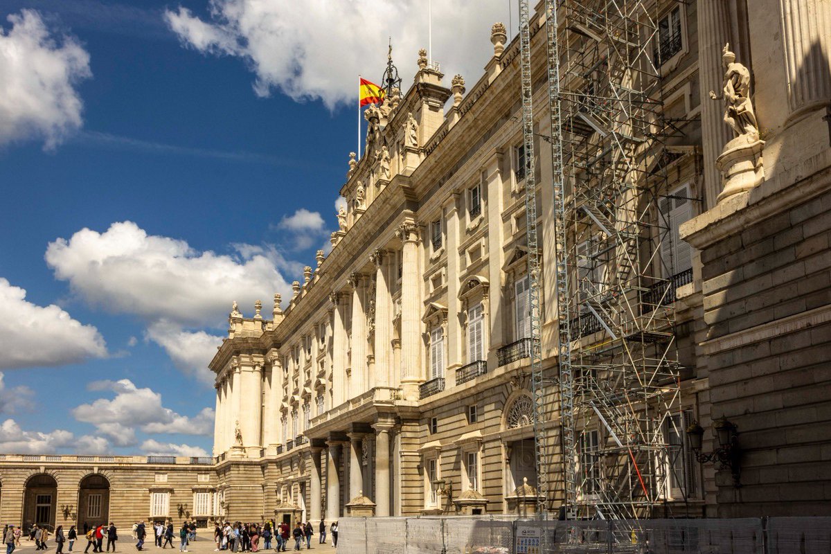 🏗️ ¡Estamos de obras! 

Invertimos casi 15 millones de euros de los fondos europeos en el #PalacioReal de #Madrid 

Renovamos el Centro de Recepción de Visitantes, la Real Botica, las cubiertas de plomo… 

⚡️Mejoramos la experiencia de la visita y la eficiencia energética