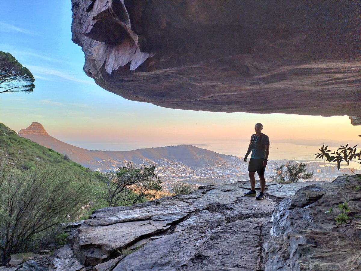 Greeting the sunrise on the trailruntour this am-Mike only arrived in the Mother City at 10pm last night, &amp; this am he was up 'n at em, catching the best of the day on Table Mountain...without a doubt the best way to start the day 😀 #trailrunning #sightrunning <a href="/lovecapetown/">Love Cape Town</a> #run