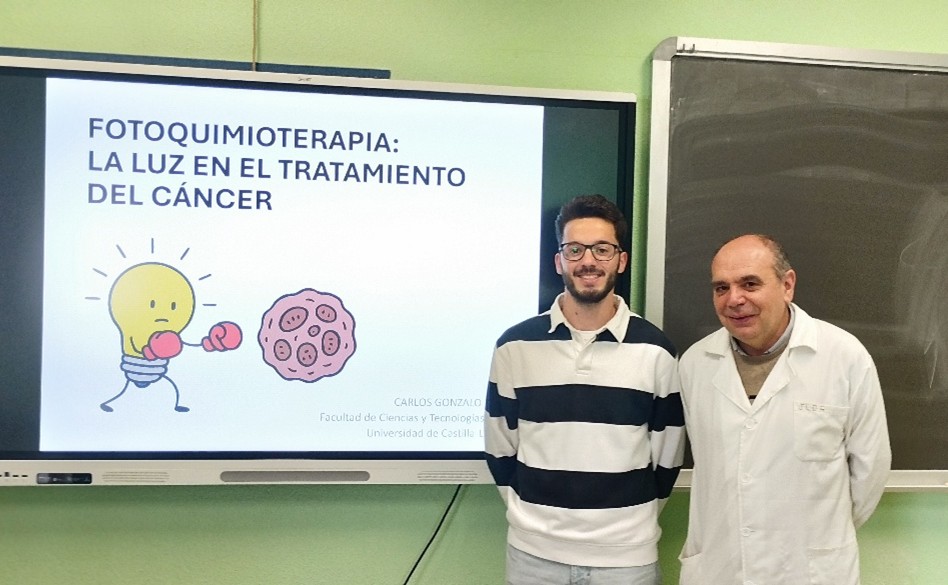 QuiCAp_Lab (@quicap_lab) on Twitter photo Nuestro doctorando <a href="/Carlos_GN1/">Carlos</a> visitó este miércoles el IES Azuer de Manzanares para dar una charla a estudiantes de 1° de bachillerato sobre fotoquimioterapia. Siempre es un placer poder llevar la ciencia a colegios e institutos 👨🏻🔬 <a href="/UCLMdivulga/">UCLMdivulga</a> <a href="/FCTQ_uclm/">Facultad CyT Químicas</a>
iesazuer.es/la-luz-como-al… Nuestro doctorando <a href="/Carlos_GN1/">Carlos</a> visitó este miércoles el IES Azuer de Manzanares para dar una charla a estudiantes de 1° de bachillerato sobre fotoquimioterapia. Siempre es un placer poder llevar la ciencia a colegios e institutos 👨🏻🔬 <a href="/UCLMdivulga/">UCLMdivulga</a> <a href="/FCTQ_uclm/">Facultad CyT Químicas</a>
iesazuer.es/la-luz-como-al…