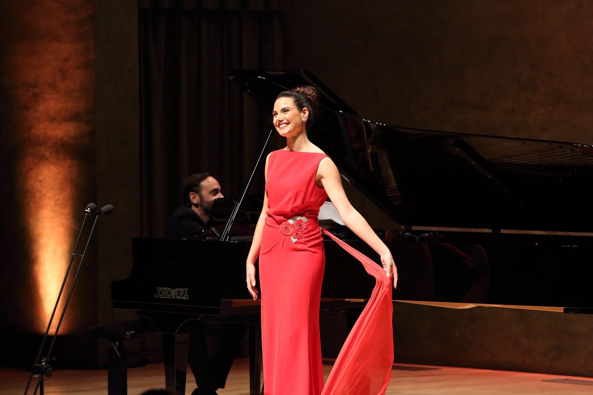 Jordi Maddaleno (@jordimadd) on Twitter photo .#Crítica <a href="/LaVanguardia/">La Vanguardia</a> #debut de la #soprano catalana <a href="/serena_saenz/">Serena Sáenz</a> en el <a href="/LIFEVictoriaBcn/">LIFE Victoria BCN</a> amb R. Fernández Aguirre #piano. <a href="/fundvda/">VictoriadelosÁngeles</a> #AuditoriIlla <a href="/BCN_LesCorts/">Les Corts</a> <a href="/bcn_ajuntament/">Ajuntament de Barcelona</a> .#Crítica <a href="/LaVanguardia/">La Vanguardia</a> #debut de la #soprano catalana <a href="/serena_saenz/">Serena Sáenz</a> en el <a href="/LIFEVictoriaBcn/">LIFE Victoria BCN</a> amb R. Fernández Aguirre #piano. <a href="/fundvda/">VictoriadelosÁngeles</a> #AuditoriIlla <a href="/BCN_LesCorts/">Les Corts</a> <a href="/bcn_ajuntament/">Ajuntament de Barcelona</a>