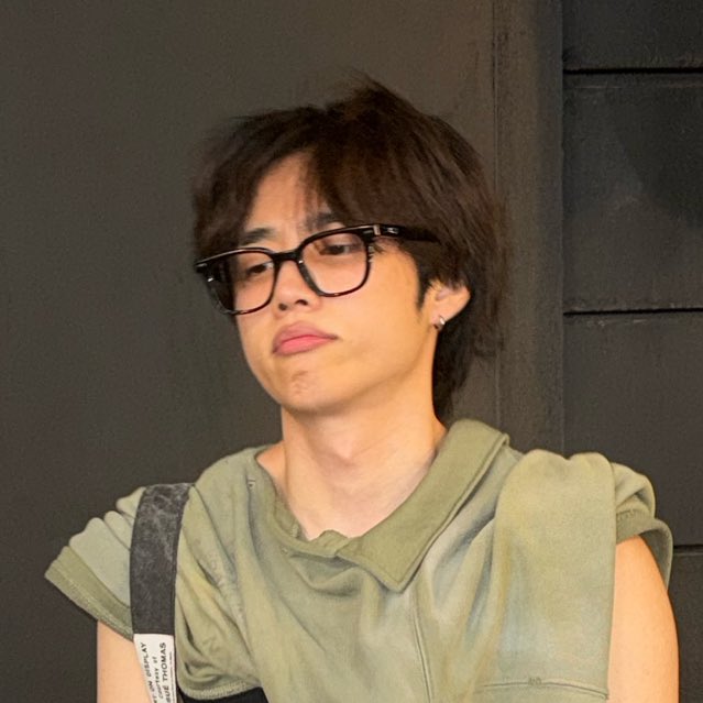 swlovezone's tweet photo. his just woke up face 😭 and hair 😭 https://t.co/Cme50cyZ8p