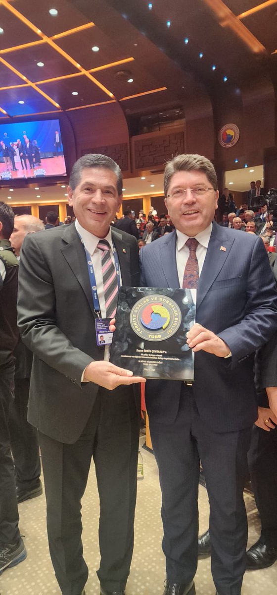 Yönetim Kurulu Başkanımız İdris Çevikalp Türkiye Odalar ve Borsalar Birliği tarafından düzenlenen Şeref ve Hizmet Belgesi Takdim Töreni’nde, Cumhurbaşkanımız Sayın Recep Tayyip Erdoğan’ ın elinden 20. Yıl Şeref ve Hizmet Plaketi’ni aldı.