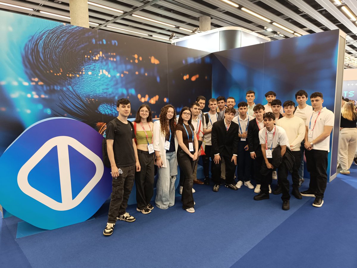 ENTI_BCN's tweet photo. Els alumnes del #Grau universitari en #Ciberseguretat de l'#ENTIUB han visitat la @BcnCyberCon per prendre el seu primer contacte amb la realitat empresarial i industrial del sector de la seguretat digital.
#ÀreadeCiberseguretat https://t.co/p7fu0xs1eP