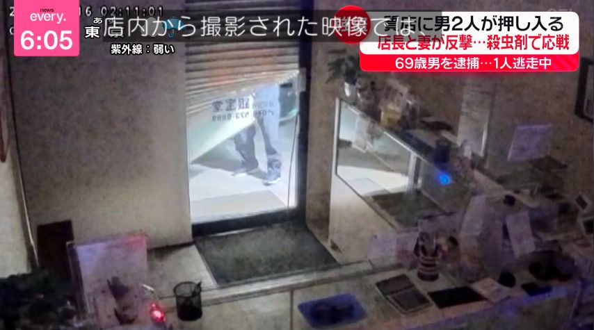 yuruhuwa_kdenpa's tweet photo. 深夜にシャッターを破って侵入してくる強盗犯にこうも的確な反撃ができるのは素直に凄い

質店であるからある程度の身構えはしていたんだろうけど

運転手の顔面に殺虫剤を噴霧し続ける奥さんすこ https://t.co/gwLilCr5f7