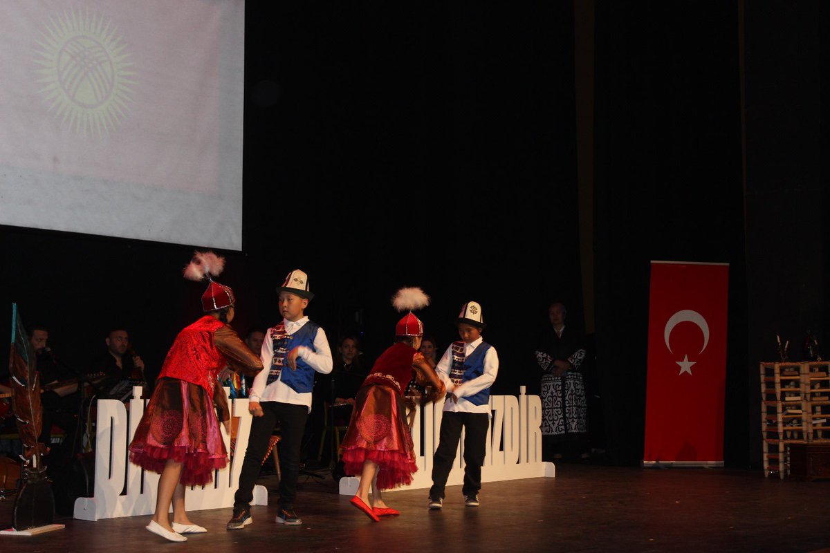 13 Mayıs Türk Dil Bayramı, Pursaklar’da coşkuyla kutlandı.
Etkinliğe okul olarak biz de katıldık; öğrencilerimiz sahne aldı, öğretmenlerimiz Zahide Seydioğulları ve Elif Akdoğan Aybal organizasyonda görev aldı.
@PursaklarMEM ve Ar-Ge birimine emeklerinden ötürü teşekkür ederiz.