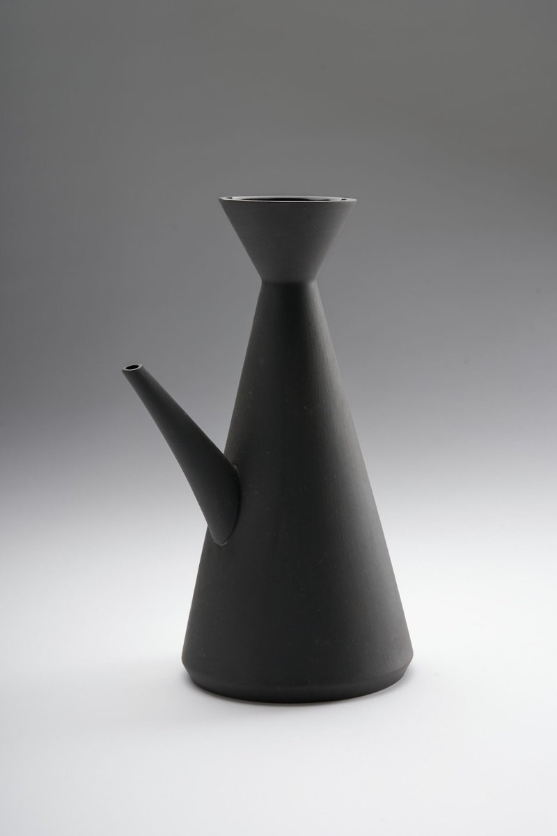 This week’s #FridayFinds highlights British designer Nick Munro (b. 1963) collaboration with Wedgwood in 1999. His designs blended function with striking forms in black and white jasperware as well as bone china. We have recently catalogued a range of Munro's creations