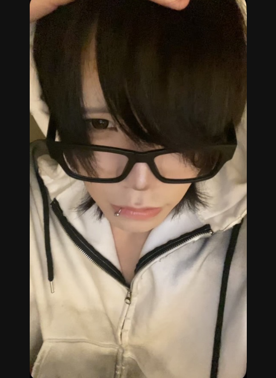GC5R5OGIKgV0yvz's tweet photo. 【注意喚起】

今歌舞伎町でメジコン等『医薬品』を他人に販売する男が現れています

薬剤師ではない人及び登録販売者資格を持ってない人が薬を売るのは犯罪です

また買う方も犯罪に抵触する可能性があるので、購入しないでください【摘発事例あり】

販売してるところを見つけた場合警察に通報お願いします

#拡散希望