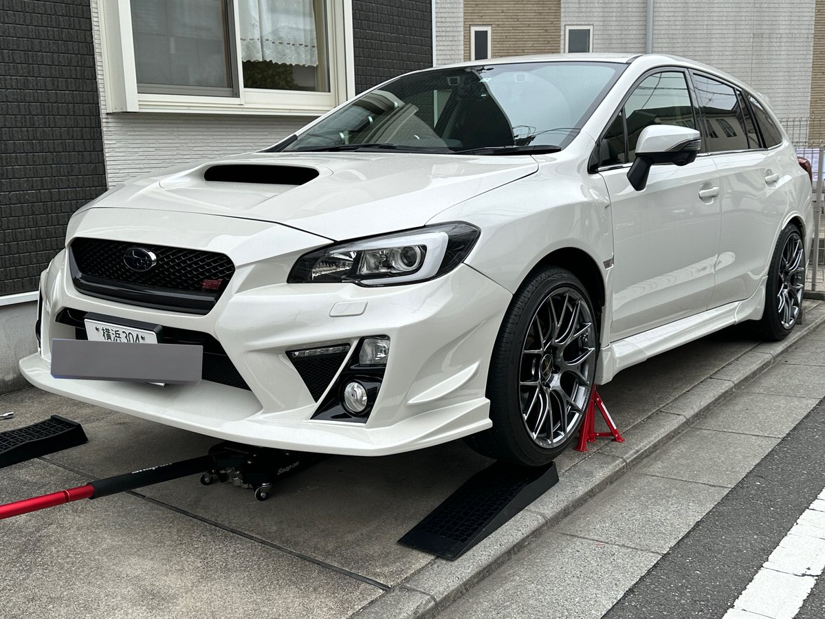 Masafumi_5's tweet photo. @yzf_vmg_r25 やってますよ〜
ウマと車止めも使ってます！
レヴォーグは横向きに停まってるので助手席側に傾いてるはずです🙄 https://t.co/JxL393XGSs
