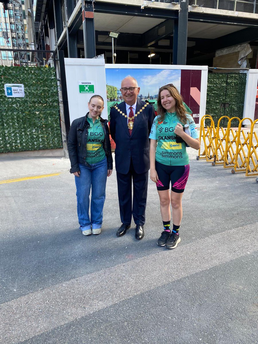 It’s a glorious day for a bike ride- even if it is 105km! ☀️🚲

Thank you <a href="/SkanskaUKplc/">Skanska UK</a> and  <a href="/CardinalHumeCHC/">Cardinal Hume Centre</a> for letting me start you off on your cycle from Victoria to Cambridge, good luck everyone!