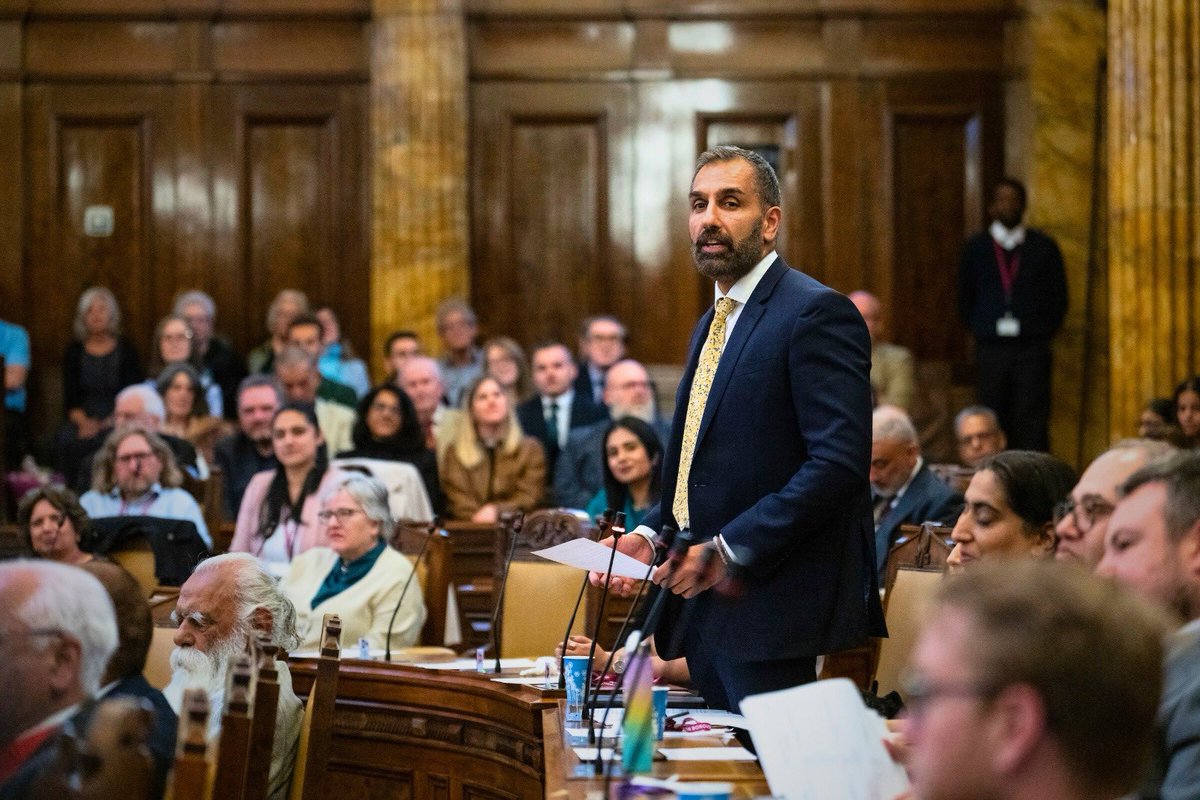 To lead a borough is an honour.

Last night we welcomed the new Mayor, and I gave the Leader's Address. We’ve achieved a lot, and have more to do. 

Our group is focussed on our home- Redbridge, all of our neighbours, and serving with integrity.

👉 orlo.uk/GSPVf