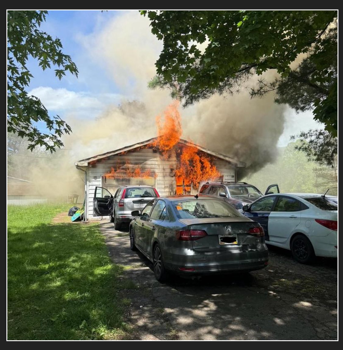 ctvfc21's tweet photo. C42 &amp; C42-2 arrived on scene with heavy fire, followed immediately by T21 and E21-2. Truck crew split, with the inside crew performing primary search and fire control with a PW and outside truck laddering the structure and venting the roof. Engine crews deployed the 300’ and 200’ https://t.co/Z43W0iElfQ