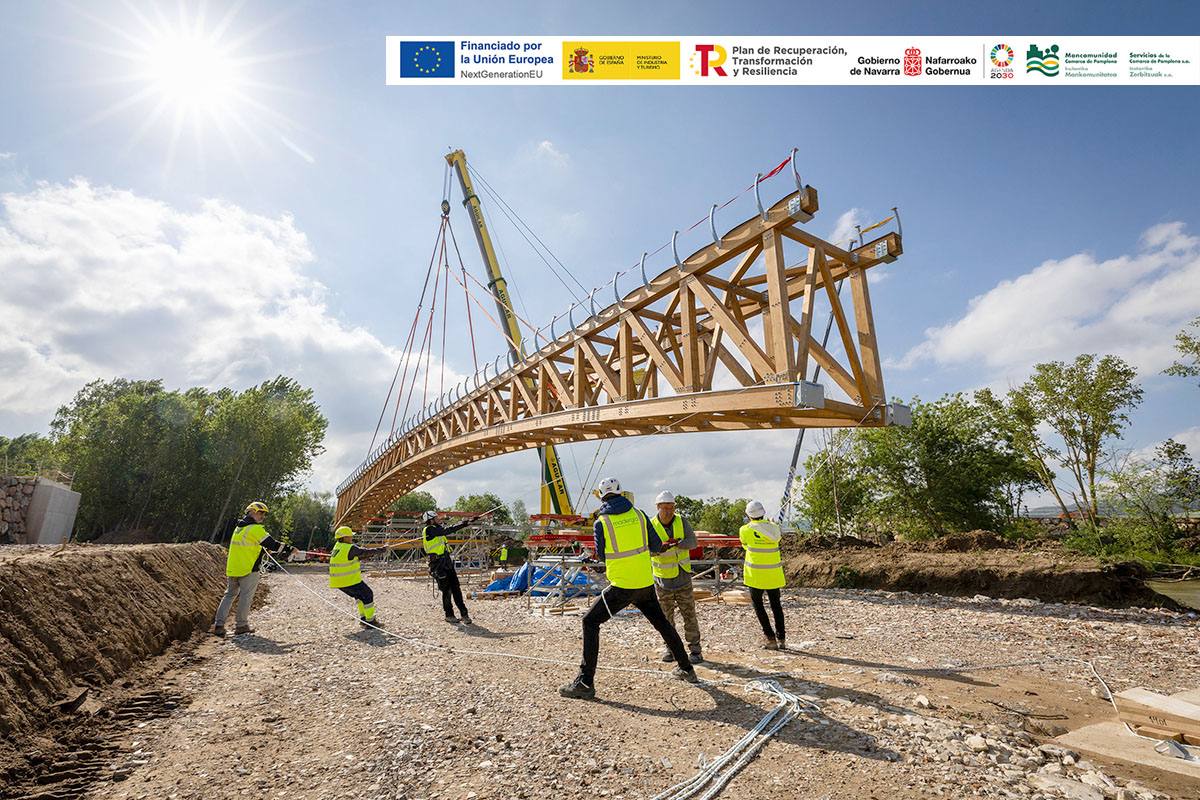 Instalada la nueva pasarela sobre el Arakil para conectar el Paseo Fluvial entre Ibero y Etxauri.

Construida en madera, con estructura de arco y sin pilares intermedios, cuenta con 86,8 metros de longitud.

mcp.es/parques-comarc…