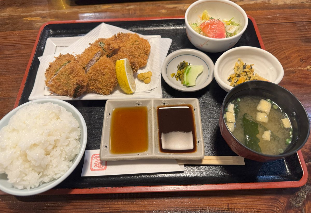 Kinghallgroup1's tweet photo. こんばんは🌙
＃KINGHAL 町田店です🦔

先日唐津市山田にある ＃利休庵 さんに行ってきました✌️

🦔は、チーズ照り焼きハンバーグ定食いただきました😋
しそ巻ヒレカツも一口もらい、しそが苦手な🦔でも
美味しすぎました😆
角煮は、柔らかくてビールが進みました🤣

＃唐津　#ハンバーグ ＃飯テロ https://t.co/SCPTOjiVr7
