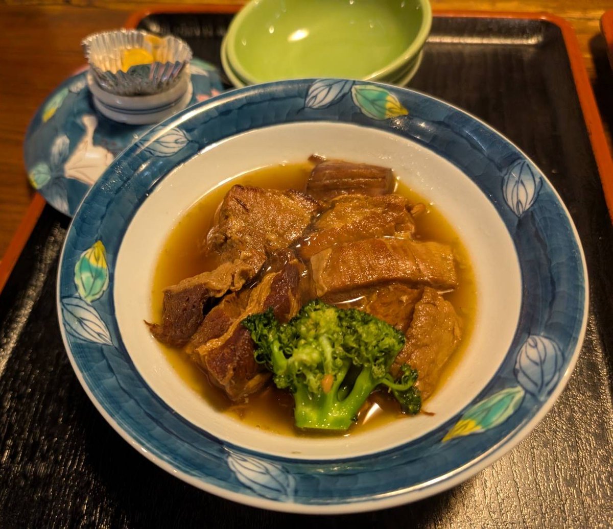 Kinghallgroup1's tweet photo. こんばんは🌙
＃KINGHAL 町田店です🦔

先日唐津市山田にある ＃利休庵 さんに行ってきました✌️

🦔は、チーズ照り焼きハンバーグ定食いただきました😋
しそ巻ヒレカツも一口もらい、しそが苦手な🦔でも
美味しすぎました😆
角煮は、柔らかくてビールが進みました🤣

＃唐津　#ハンバーグ ＃飯テロ https://t.co/SCPTOjiVr7