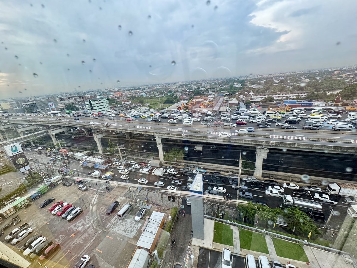 ChannJames's tweet photo. #รถติด เย็นนี้จากตึก บางนาทางเวอร์ @fm91trafficpro @js100radio https://t.co/Jab5LVjM1j