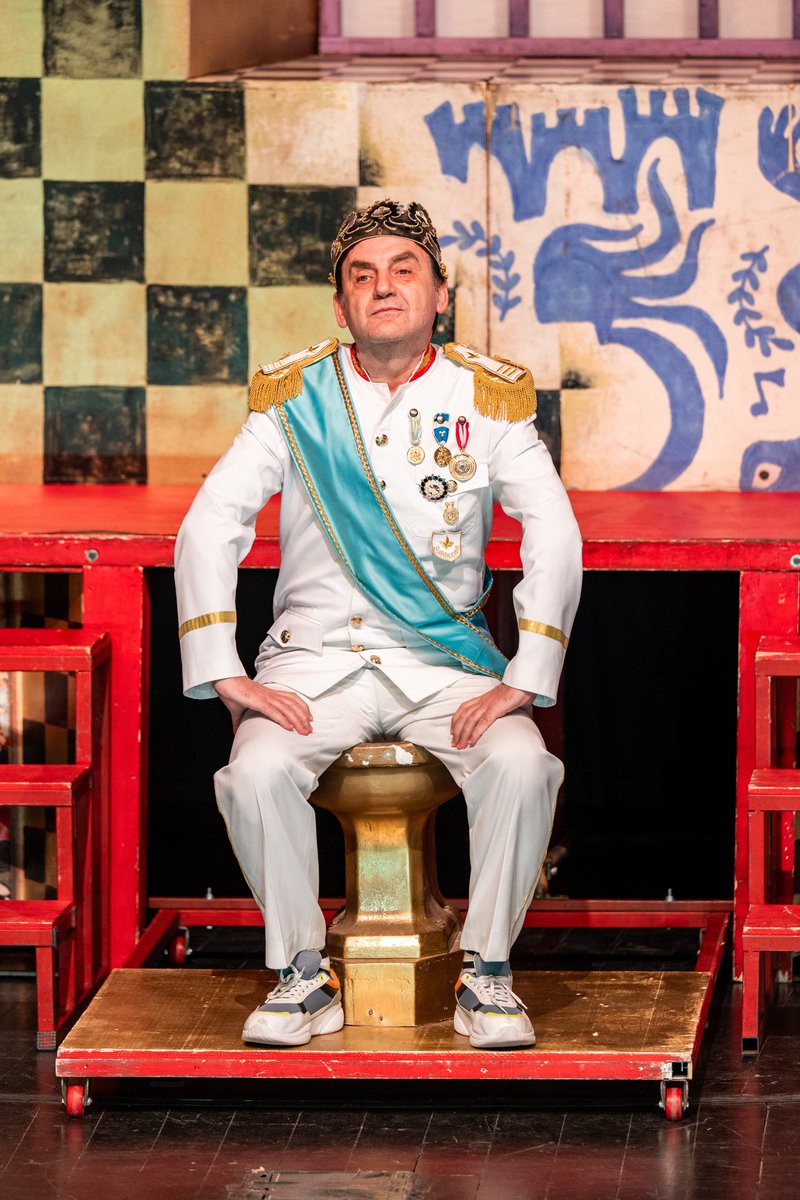 Şahları Da Vururlar sezonun son oyunları:
16 Mayıs Cuma 20.00
17 Mayıs Cumartesi 20.00
18 Mayıs Pazar 18.00
23 Mayıs Cuma 20.00
24 Mayıs Cumartesi 20.00

Ses-1885'te.
Biletler, Biletix, Mobilet, BuBilet ve oyun günü gişemizde!

#ferhansensoy