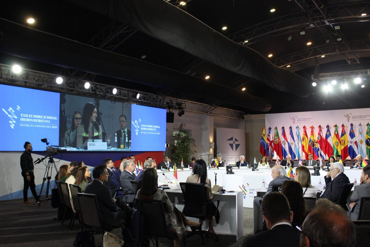 MichMuschett's tweet image. Como oradora en mesa “El futuro de la Justicia y Democracia en Iberoamérica” enfaticé cómo justicia, democracia y desarrollo son inseparables y se refuerzan entre sí.
.@PNUDLAC honrado de apoyar 22 países de la región en su transformación institucional centrada en las personas.