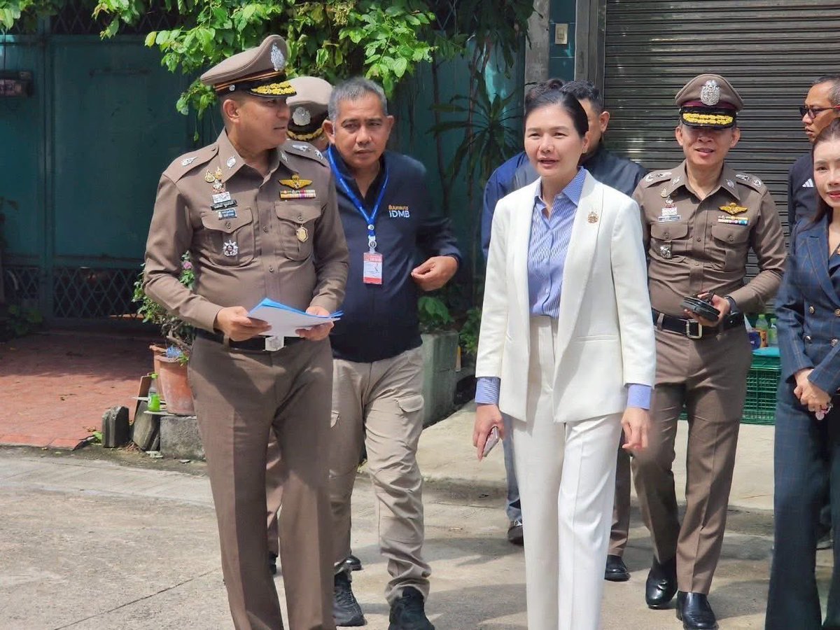 [เช้าประชุมตรวจการบ้าน #ปราบบุหรี่ไฟฟ้า บ่ายได้รับรายงานปฏิบัติการทลายบุหรีไฟฟ้าแหล่งใหญ่ใน กทม. 2 จุด ยึดของกลางรวม 180,000 ชิ้นมูลค่าเกือบ 100 ลบ.]

วันนี้ (16 พ.ค. 68) น้ำ พร้อมด้วย พล.ต.ต.นพศิลป์ พูลสวัสดิ์ รอง ผบช.น. นำกำลังชุดสืบนครบาล IDMB ร่วมชุดสืบสวน
