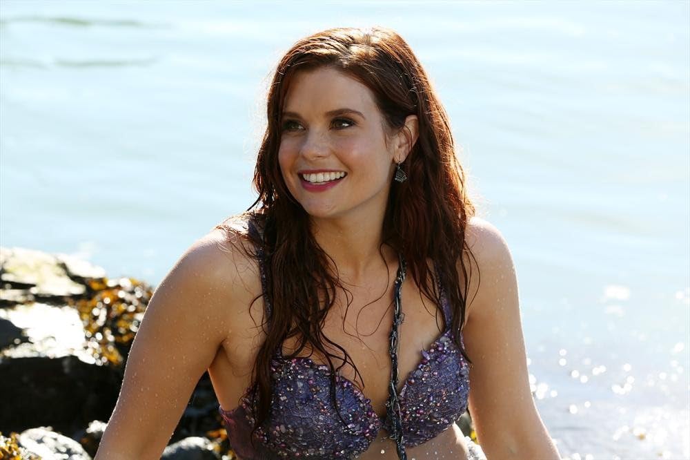 RStorybrooke's tweet photo. 🎞️ #FilmografíaOncer 🎞️

@JoAnnaLGarcia, Ariel en #OnceUponATime, aparece en la 5T de #CómoConocíAVuestraMadre.

Sinopsis: Ted les cuenta a sus dos hijos cómo conoció a su madre y cómo fue su vida hasta ello con sus amigos Barney, Marshall y Lily, y la recién conocida Robin. https://t.co/3tougN6dnL