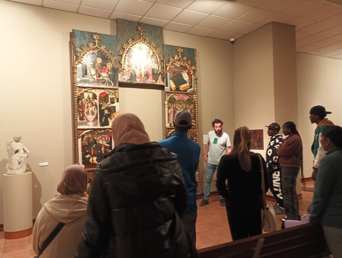 El 29 d'abril els grups de Català 1 i 2 vam anar al <a href="/mevmuseu/">MEV, Museu d'Art Medieval</a> a veure l'exposició "A taula", què i com menjava la gent durant l'Edat Mitjana i ens en van explicar tots els detalls. La taula del senyor, la del monjo i la del pagès eren molt diferents. Ens ho vam passar molt bé!