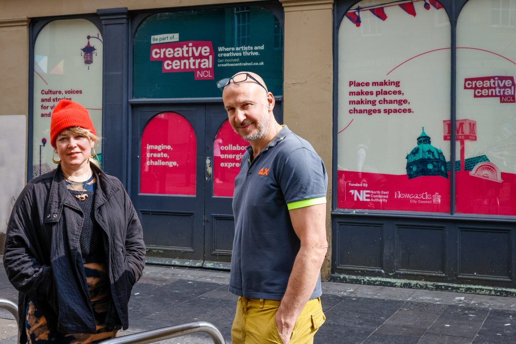 CreativeCentNCL's tweet image. It's here! @TheLateShows start today in Newcastle. We've commissioned three artists who you can see at three different venues on Saturday.
Debbie Todd at Waterloo Square
Imogen Cloët at The Coach House
GRAEME X Cobalt at Clayton Street
More info ➡️ creativecentralncl.co.uk/artists-announ…