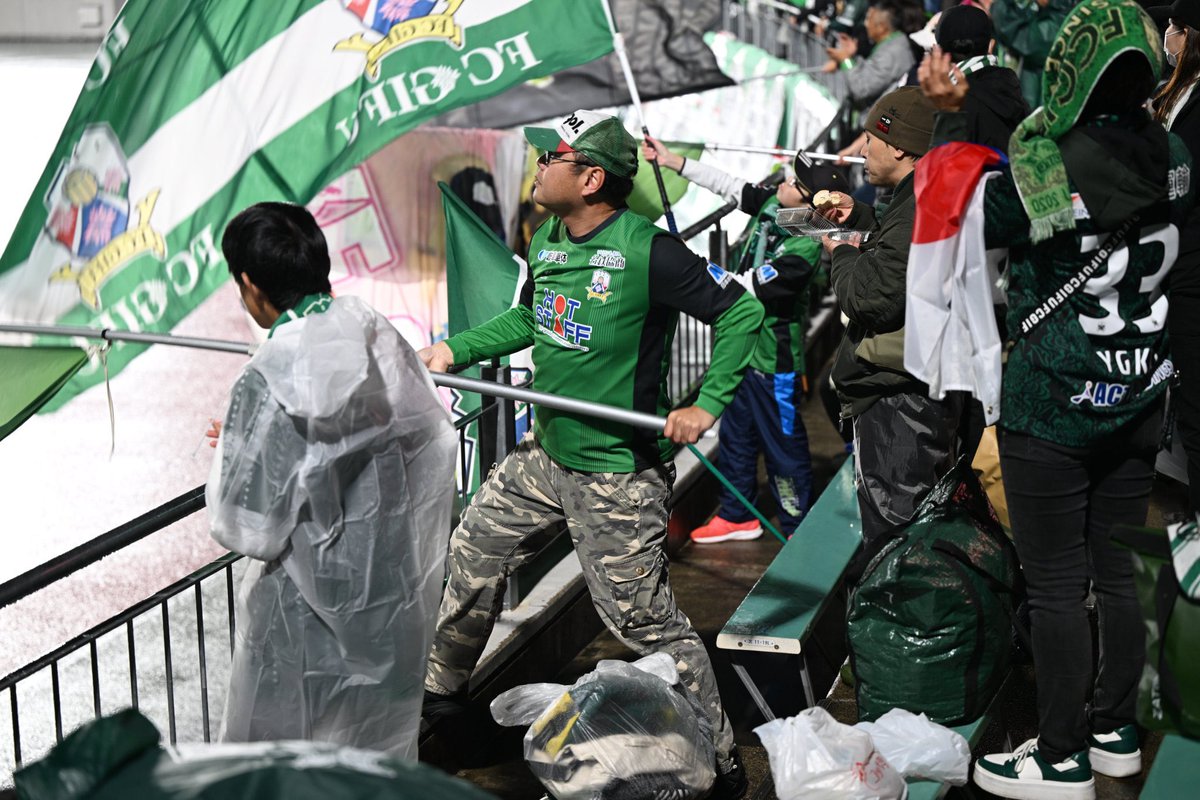 FC岐阜緑旗隊 (@fcg_bf2023) on Twitter photo 2025年5月17日(土)14:00キックオフ 明治安田J3リーグ第13節 vs栃木シティ@ CITY FOOTBALL STATION
今節の岐阜緑旗隊は大旗4本を投入予定です
"美濃飛騨"
【FC岐阜をオール岐阜で応援したい思いから岐阜県のシルエットの中心にエンブレム、美濃と飛騨の文字を大きく記しました】
#fcgifu #FC岐阜 2025年5月17日(土)14:00キックオフ 明治安田J3リーグ第13節 vs栃木シティ@ CITY FOOTBALL STATION
今節の岐阜緑旗隊は大旗4本を投入予定です
"美濃飛騨"
【FC岐阜をオール岐阜で応援したい思いから岐阜県のシルエットの中心にエンブレム、美濃と飛騨の文字を大きく記しました】
#fcgifu #FC岐阜