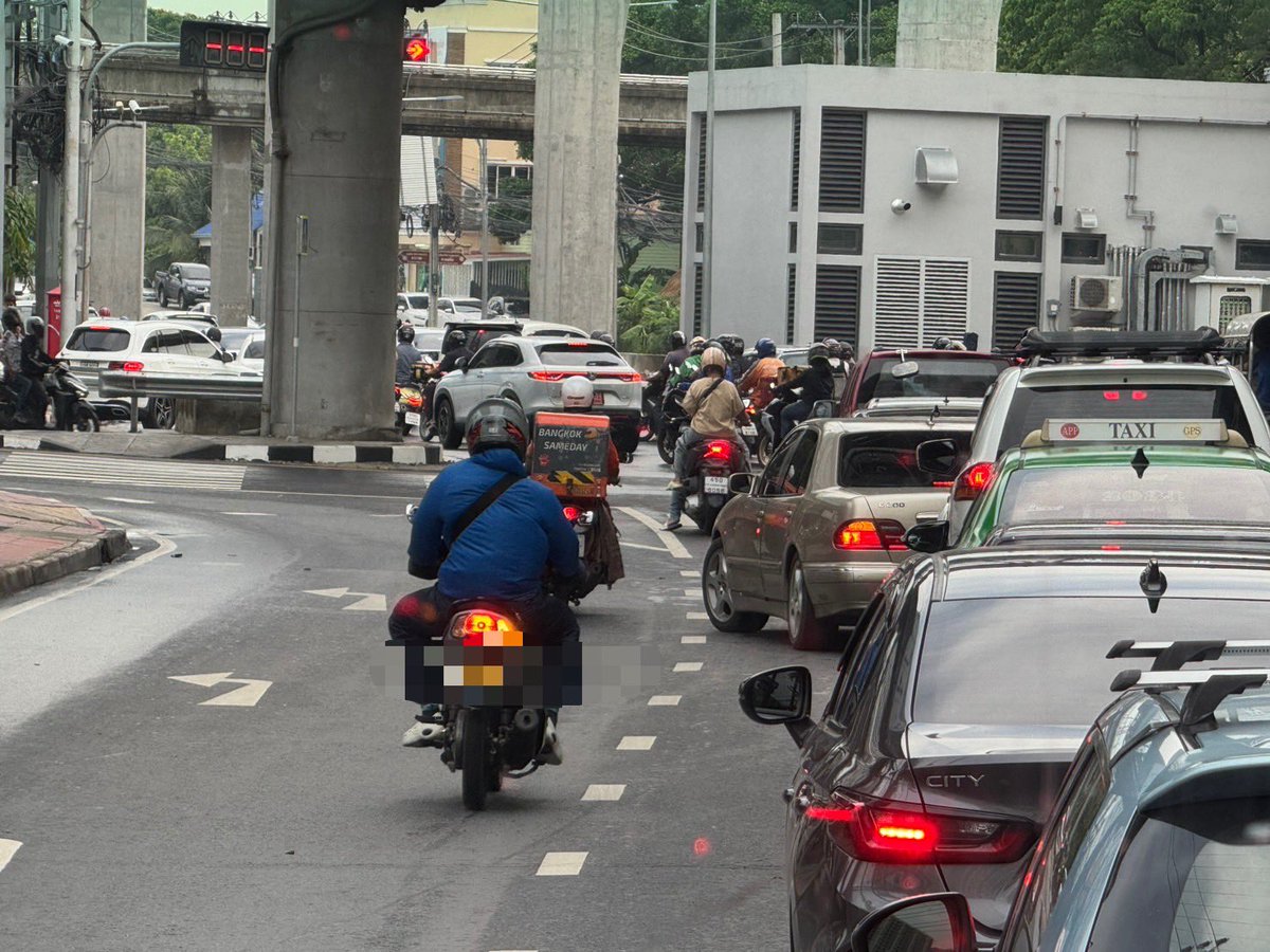 sopha5997's tweet image. @js100radio 17.48 น. ถนนศรีนครินทร์ (ขาออก) มุ่งหน้าห้างซีคอนฯ ท้ายแถวตอนนี้ อยู่แยกพัฒนาการ รถติดหนักมาก