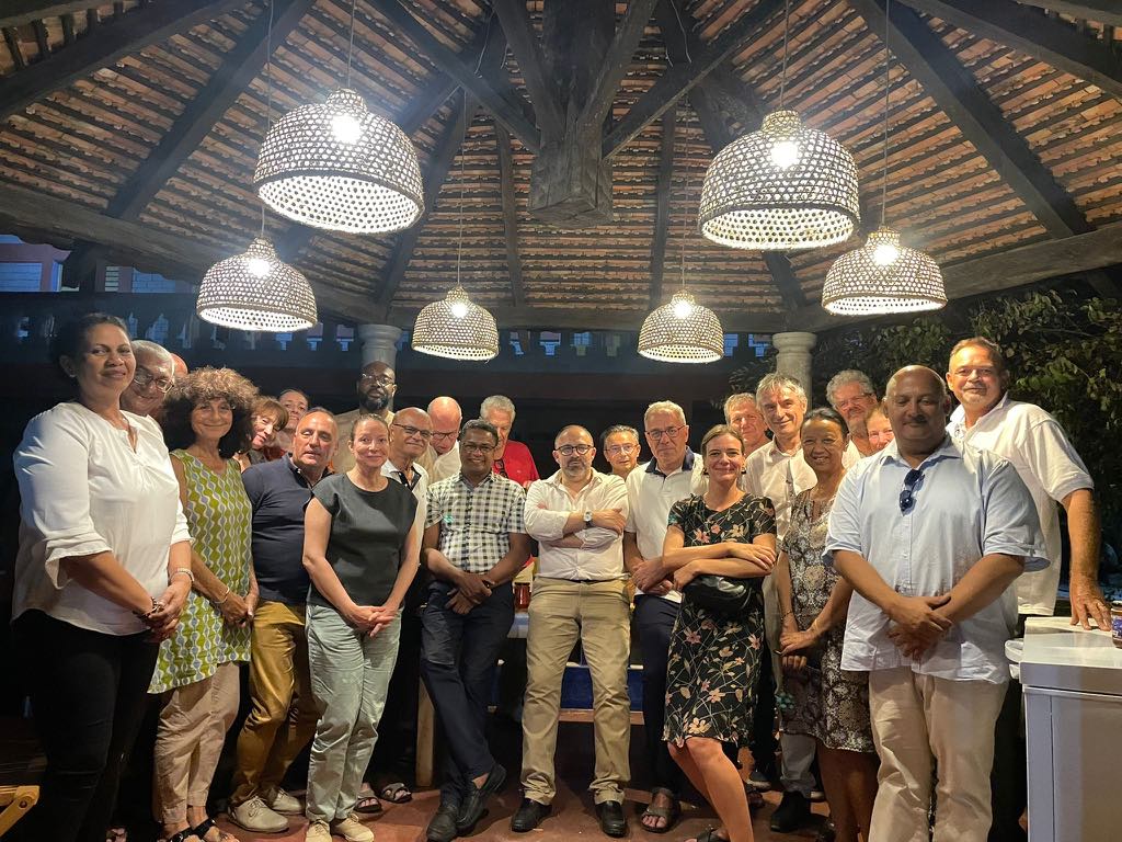 France à Madagascar 🇫🇷 🇪🇺 (@ambafrmada) on Twitter photo Rencontres de Besely par @EcolesduMonde avec le gouverneur de Boeny, Mokhtar Andriantomanga, Bertille Wilfrid (@RegionReunion) et Patrick Molinoz VP de la <a href="/bfc_region/">Région Bourgogne-Franche-Comté</a> , pour : 2 M€ du FEF pour accueillir + d’élèves, et 1er projet de lycée agricole malgache (LTAP) 📚🇲🇬🇫🇷 Rencontres de Besely par @EcolesduMonde avec le gouverneur de Boeny, Mokhtar Andriantomanga, Bertille Wilfrid (@RegionReunion) et Patrick Molinoz VP de la <a href="/bfc_region/">Région Bourgogne-Franche-Comté</a> , pour : 2 M€ du FEF pour accueillir + d’élèves, et 1er projet de lycée agricole malgache (LTAP) 📚🇲🇬🇫🇷