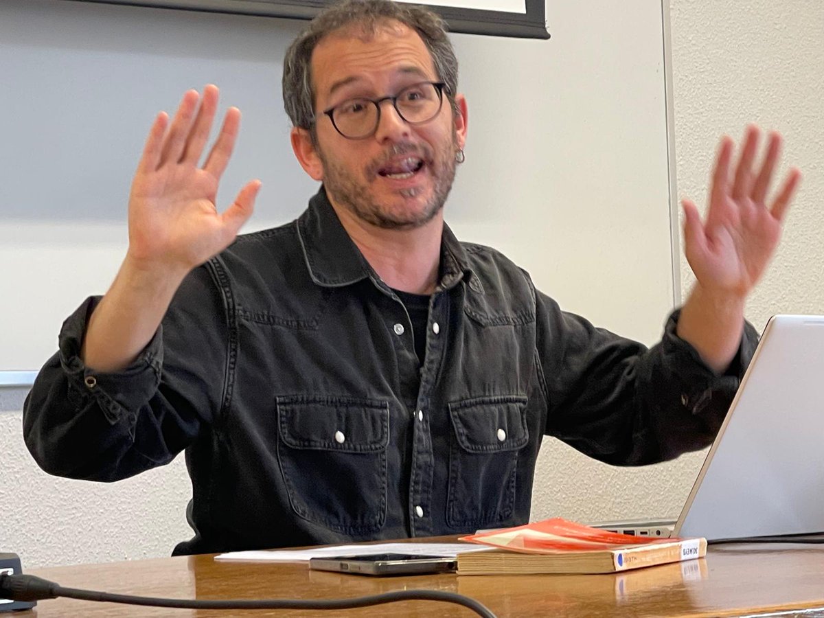 Seminario Foucault Complutense (@sfoucaultc) on Twitter photo El 7 de mayo tuvimos en la <a href="/FilosofiaUCM/">Facultad de Filosofía UCM</a> a David Domínguez dándole continuidad a nuestro seminario de lectura de "Vigilar y castigar".
Quienes no tuvieron el placer de asistir, pueden ver la ponencia en nuestro canal: youtube.com/live/L36lu2VF7… El 7 de mayo tuvimos en la <a href="/FilosofiaUCM/">Facultad de Filosofía UCM</a> a David Domínguez dándole continuidad a nuestro seminario de lectura de "Vigilar y castigar".
Quienes no tuvieron el placer de asistir, pueden ver la ponencia en nuestro canal: youtube.com/live/L36lu2VF7…
