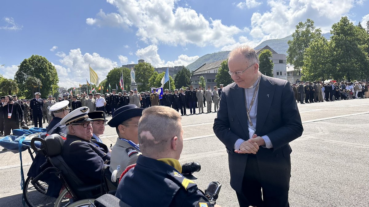 Ce matin, le Père <a href="/DaubanesM/">DAUBANES Michel</a>, recteur du Sanctuaire, était présent pour saluer les troupes venues à #Lourdes célébrer le 65ème PMI.