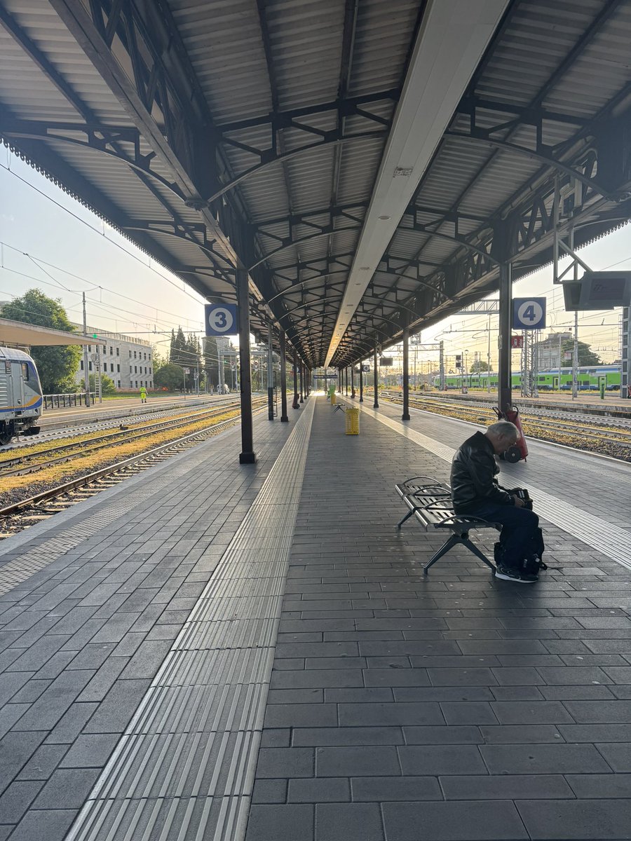 zuffellato74's tweet photo. #station #train #torome https://t.co/ox60HrzvQj