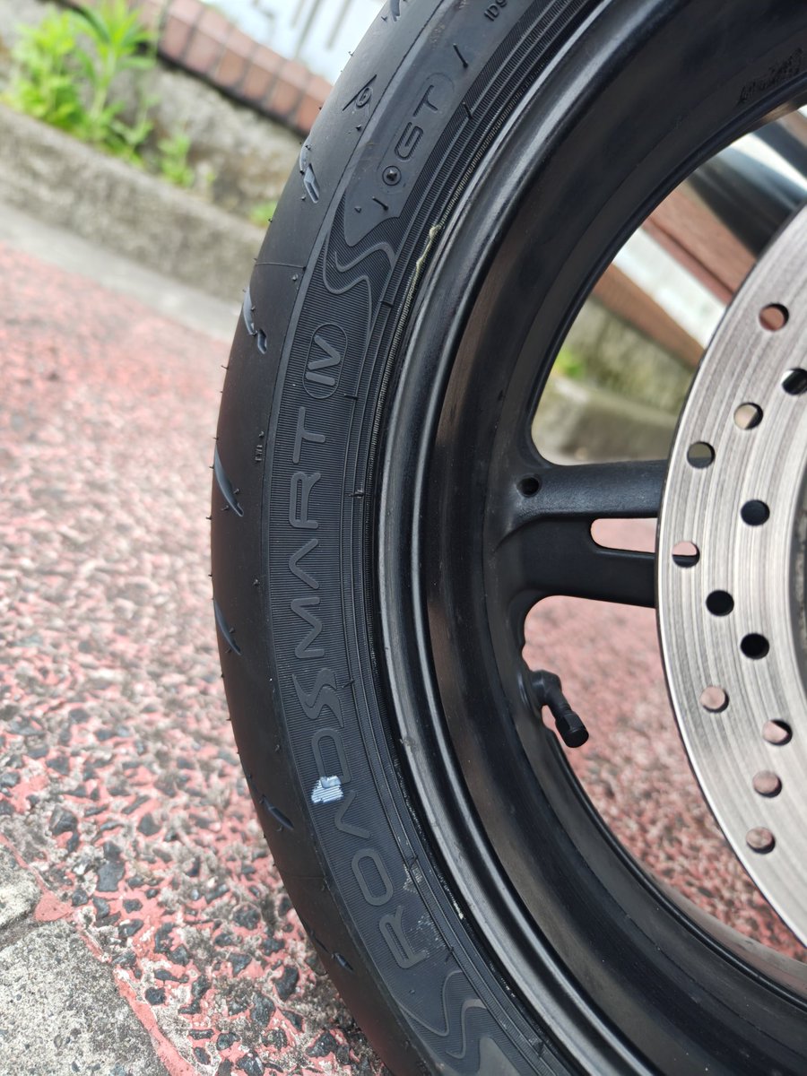pudge36's tweet photo. バイクのタイヤ新調
奮発してロードスマートⅳ GTスペック✨
久しぶりにバイクで高速走ったら、こんな速かったっけってビビった💦
バイクの出先で飲むコーヒーってなんでこんなに旨いんだろ🤔
#DUNLOP
#RoadSmart4 https://t.co/HXasMi84w1