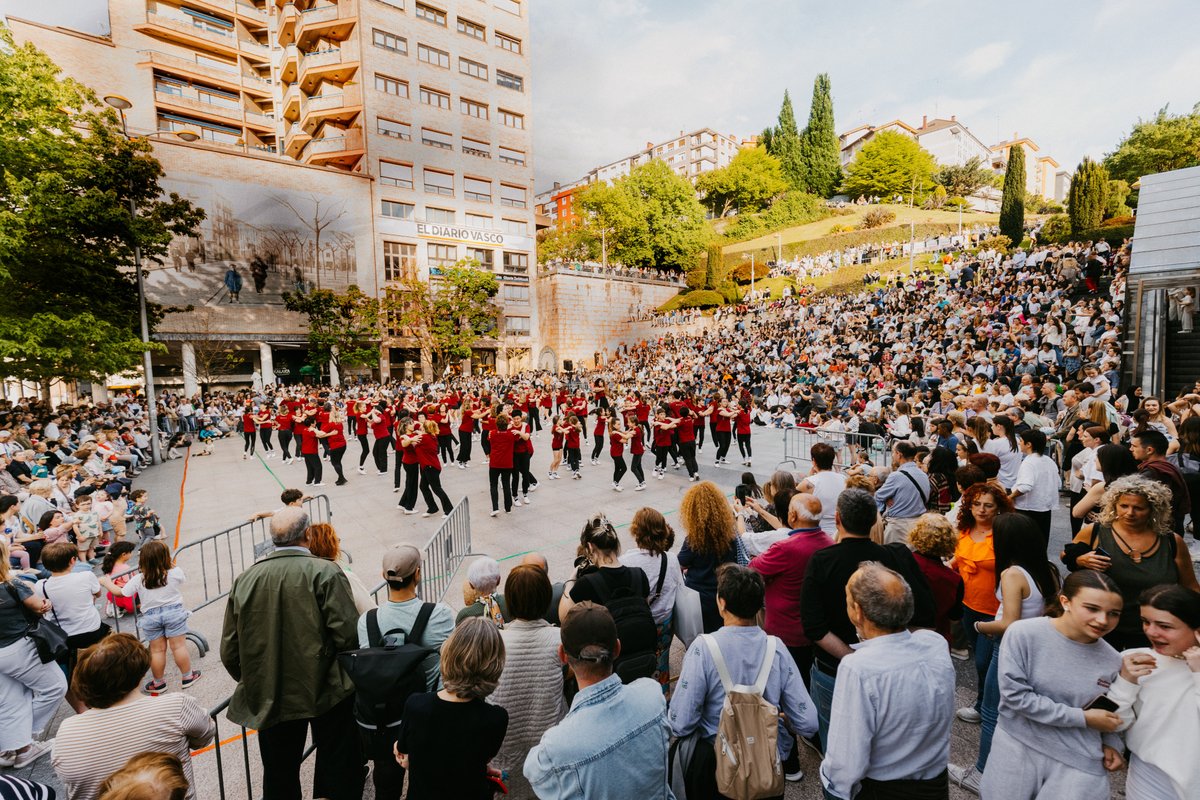 Eibar dantzan jarri dugu berriz Dantzaren Nazioarteko Egunean 
dantzan.eus/kidea/kezka/ei…