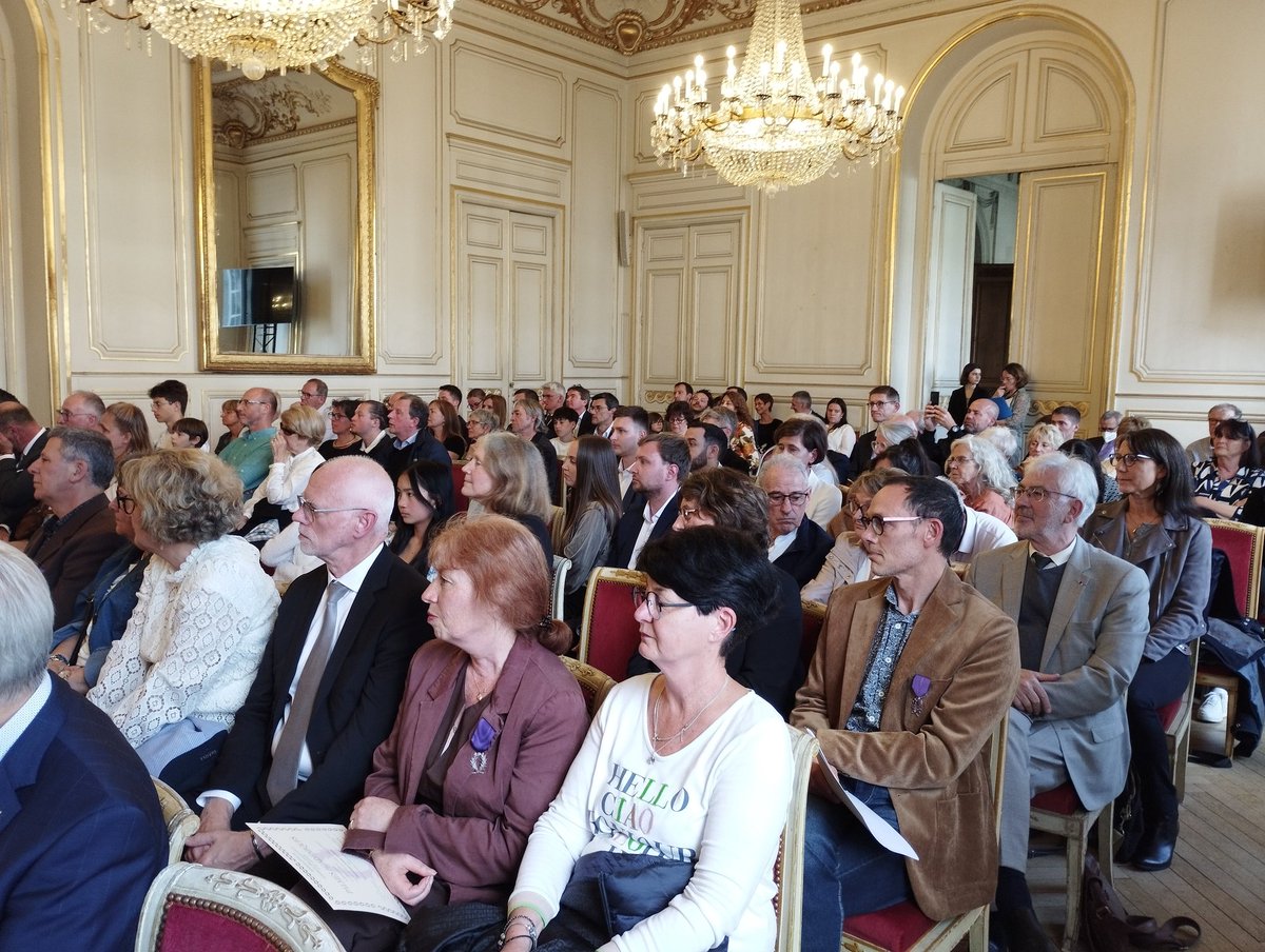 DSDEN44's tweet photo. Remise des palmes académiques aux personnes qui œuvrent en faveur de l'éducation et du rayonnement culturel.
Cérémonie pleine d'émotion pour les 35 nouveaux promus, parmi lesquels plusieurs chefs d'établissements, professeurs, agents et retraités de l'éducation nationale du 44. https://t.co/HPkNN2TCCe