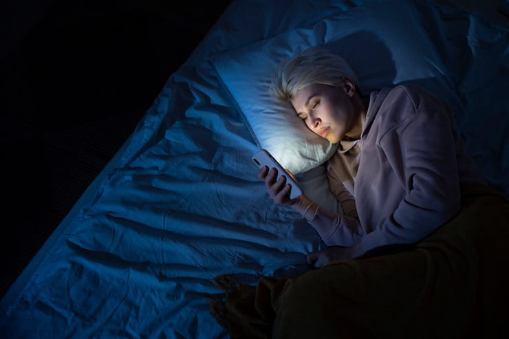 Most people are terrible at sleeping.

So I went down the Andrew Huberman rabbit hole—hours of podcasts, notes, experiments.

What I uncovered?

7 weirdly specific “sleep commandments” Huberman swears by.

Miss one, and your sleep pays the price:🧵