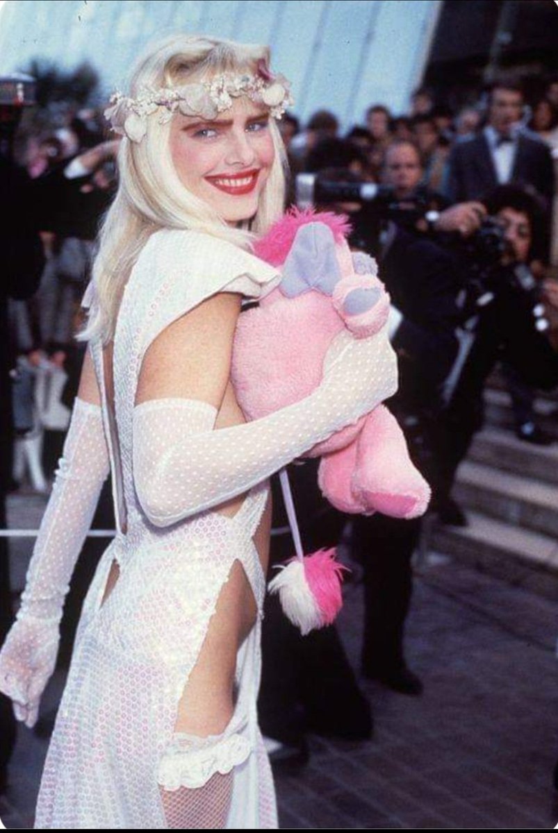 Nel 1988 ero al Festival di Cannes ero praticamente nuda si vedeva perfettamente la mia nudità mentre salivo  sul tappeto rosso  le scalinate una marea di fotografi scattava ininterrottamente  le foto cosa che mi divertiva molto fra tanti applausi .<a href="/cicciolina_uff/">Ilona Staller</a>