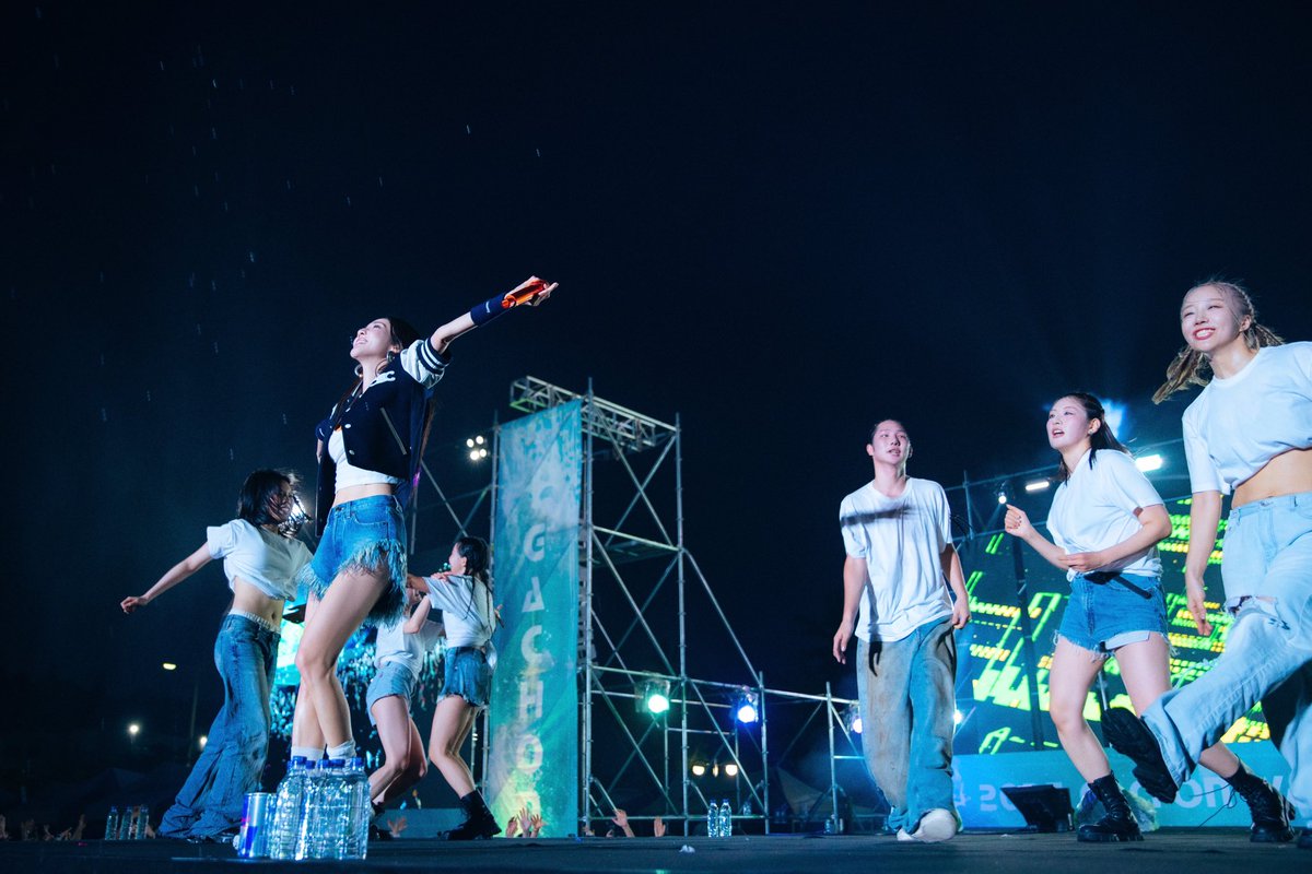 krungy21's tweet photo. 솔로 아티스트로서 나의 첫 대학 축제~!!! 🥳💙🎉🎊👏🏻
가천대학교!!! 초대해주시고 저의 첫시작을 함께해주셔서 너무 감사해요😘
제 무대 같이 신나게 즐겨주셔서 넘 재밌었어요~!!! 😘 담에 또 만나고싶어요~!!! 🔫💦💙 
#가천대학교 #가천워터페스티벌 #산다라박 https://t.co/wvtUY7PWXb
